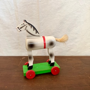 木製の台に乗った白馬