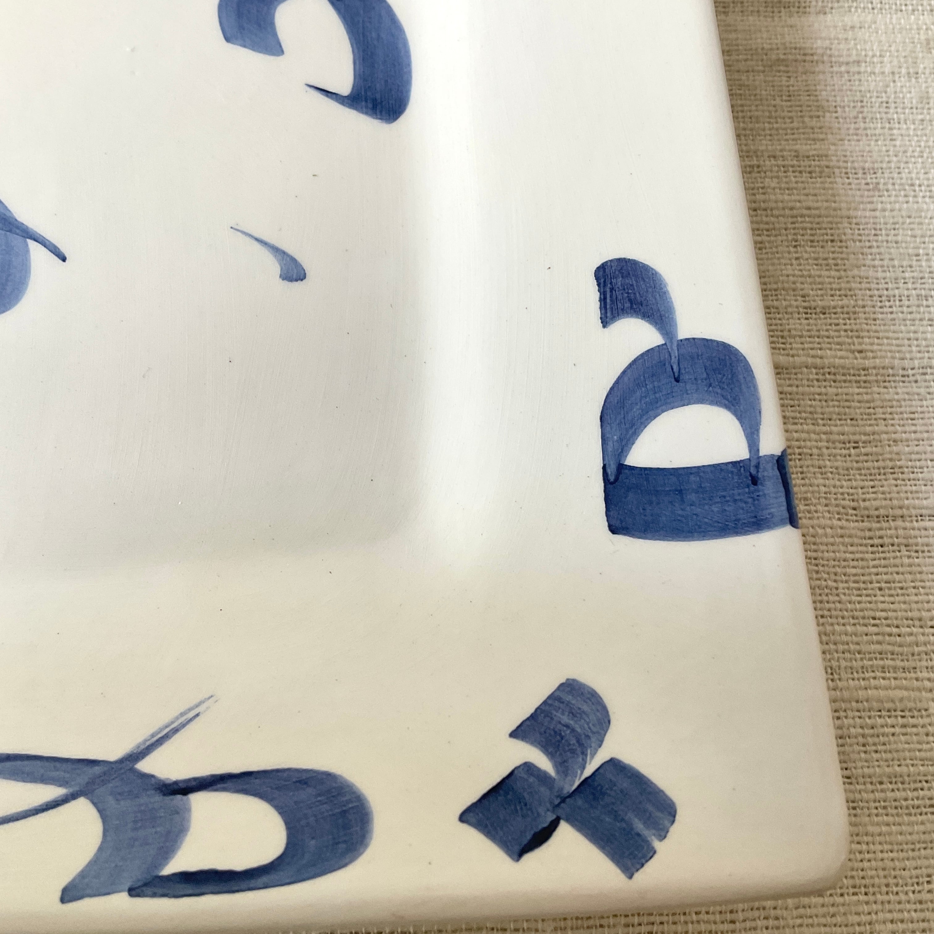 チュニジア陶器】手描き四角平皿(アラビア文字 青) | 照明＆エシカル