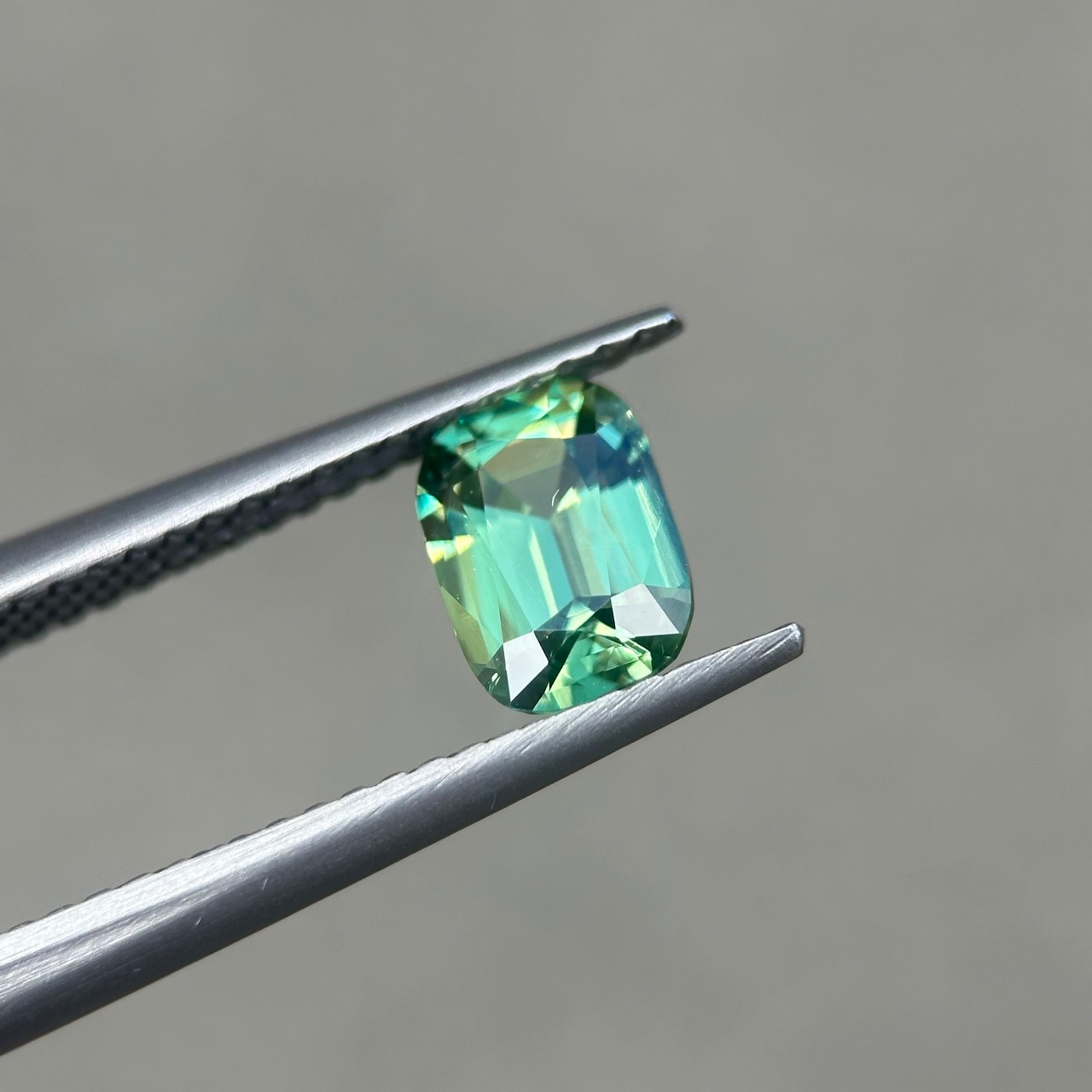 デマントイドガーネット 7.0x5.1mm,0.97ct ナミビア産
