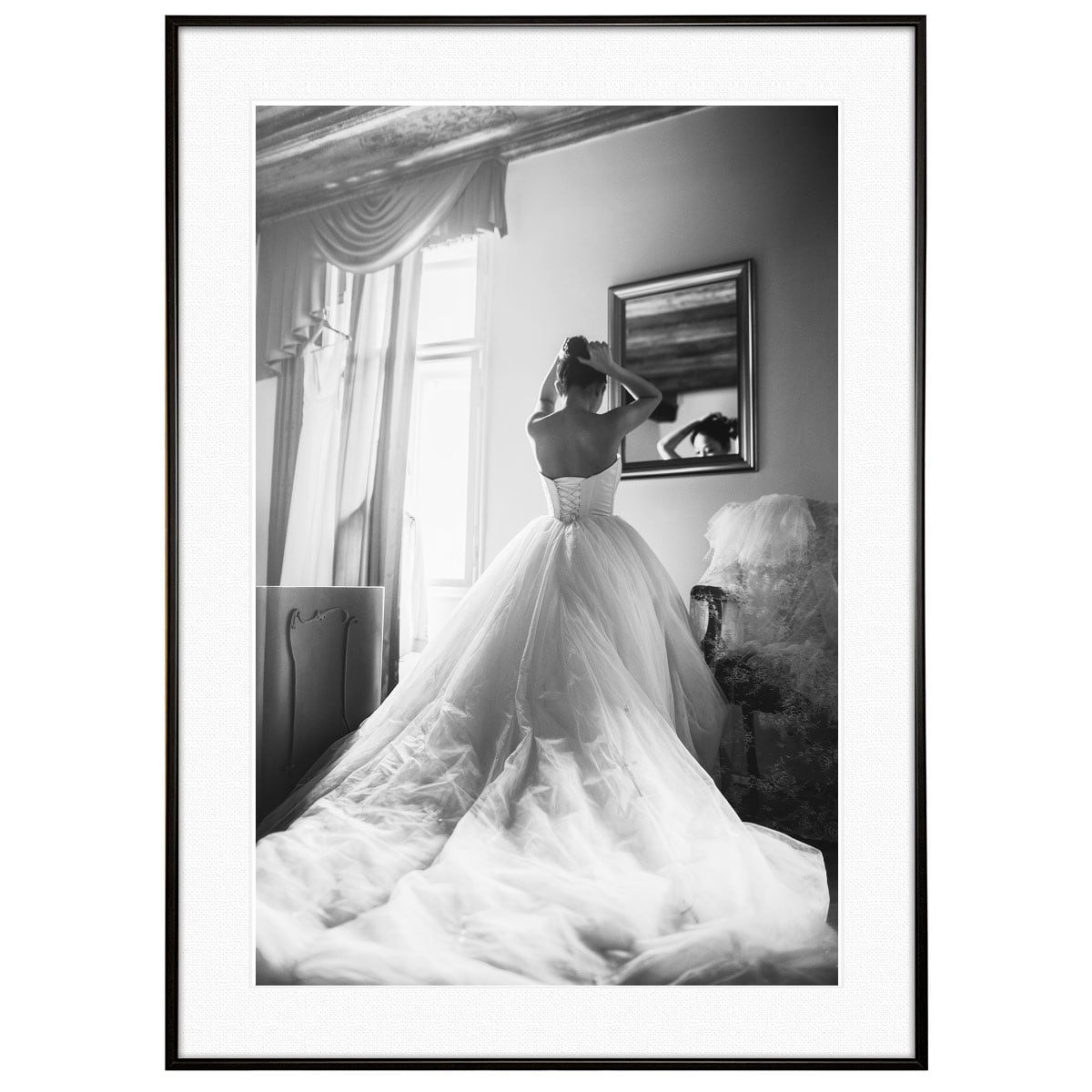 人物写真 ウェディングドレス姿で鏡を見る女性 インテリアモノクロアートポスター額装 AS2212
