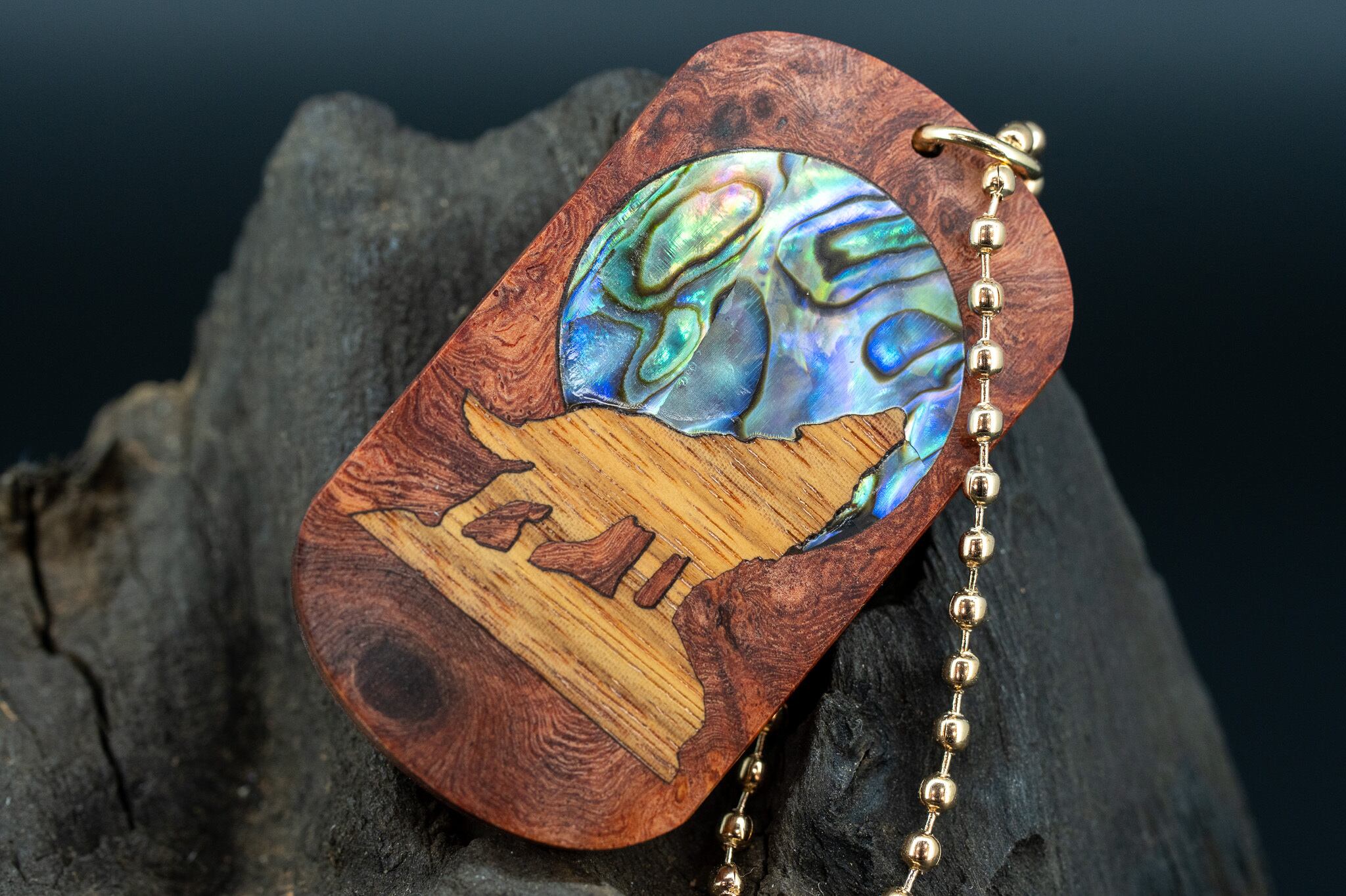 【朱色の銘木】 本花梨瘤 ドッグタグ 象嵌 月と狼