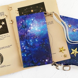 星と銀河の宇宙柄 ショルダーストラップ付き 三つ折り手帳型スマホケース