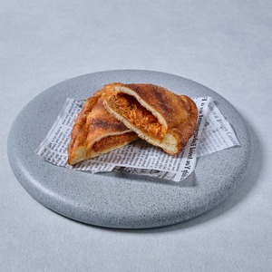 【テイクアウト商品】トマトチキンクリームのパンツェロッティー （揚げピザ）