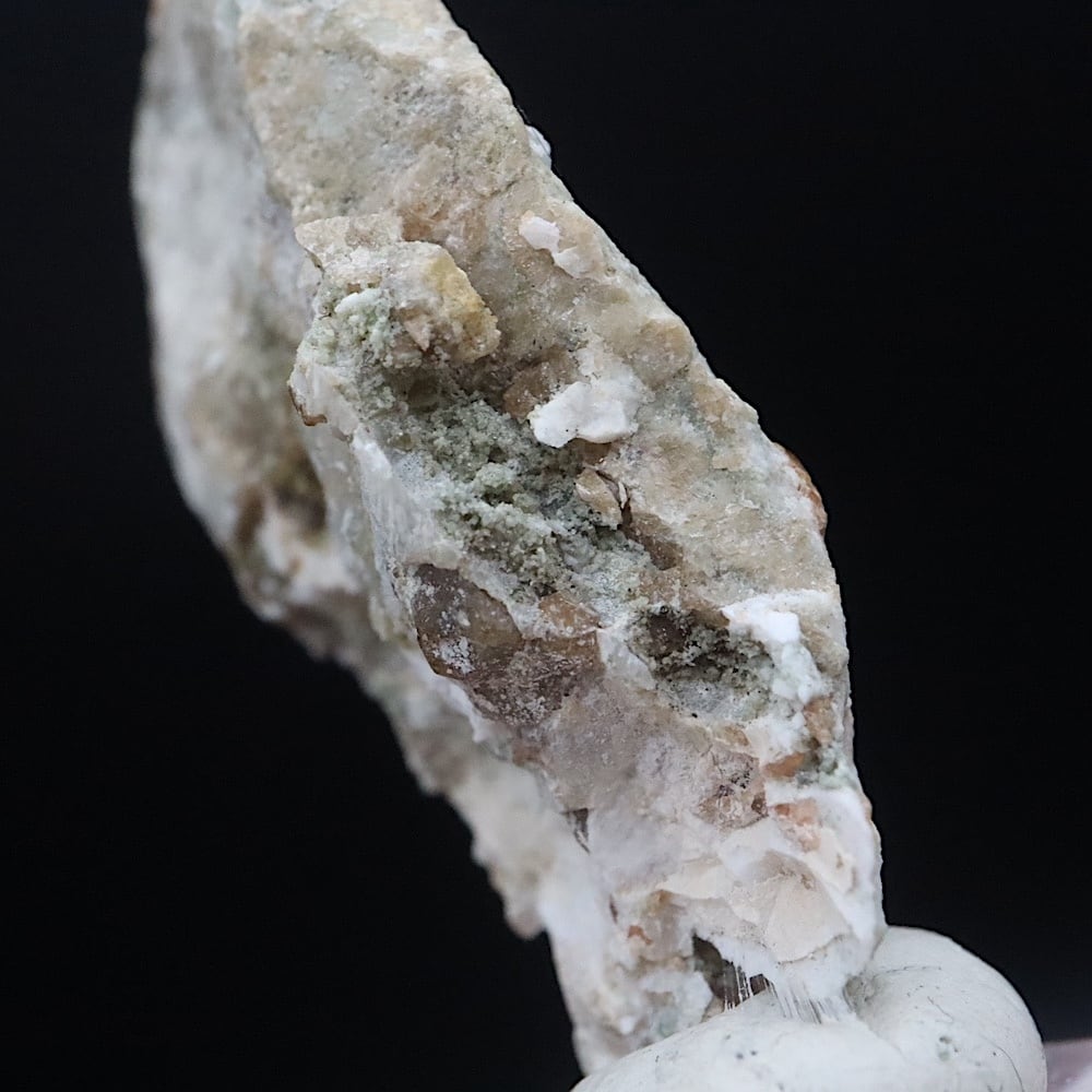 自主採掘！カリフォルニア産 グロッシュラー ガーネット 16.7g GN388