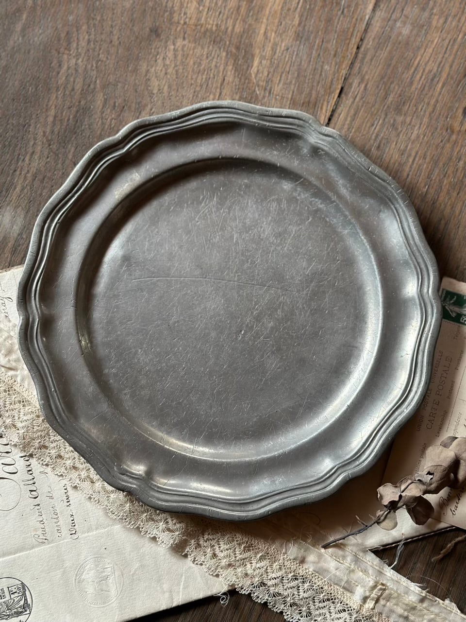 ピューターの飾り皿 花リム プレート | Brocante de La Cocotte