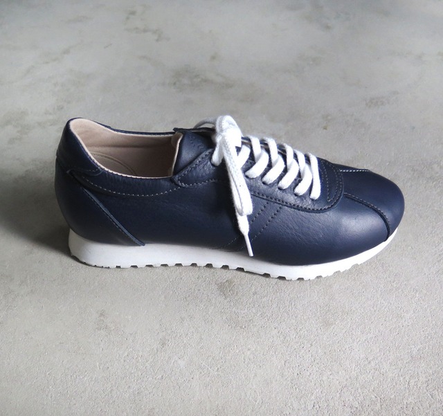 クラシックなデザインと本革の上質感！EMAのスニーカー/ネイビー