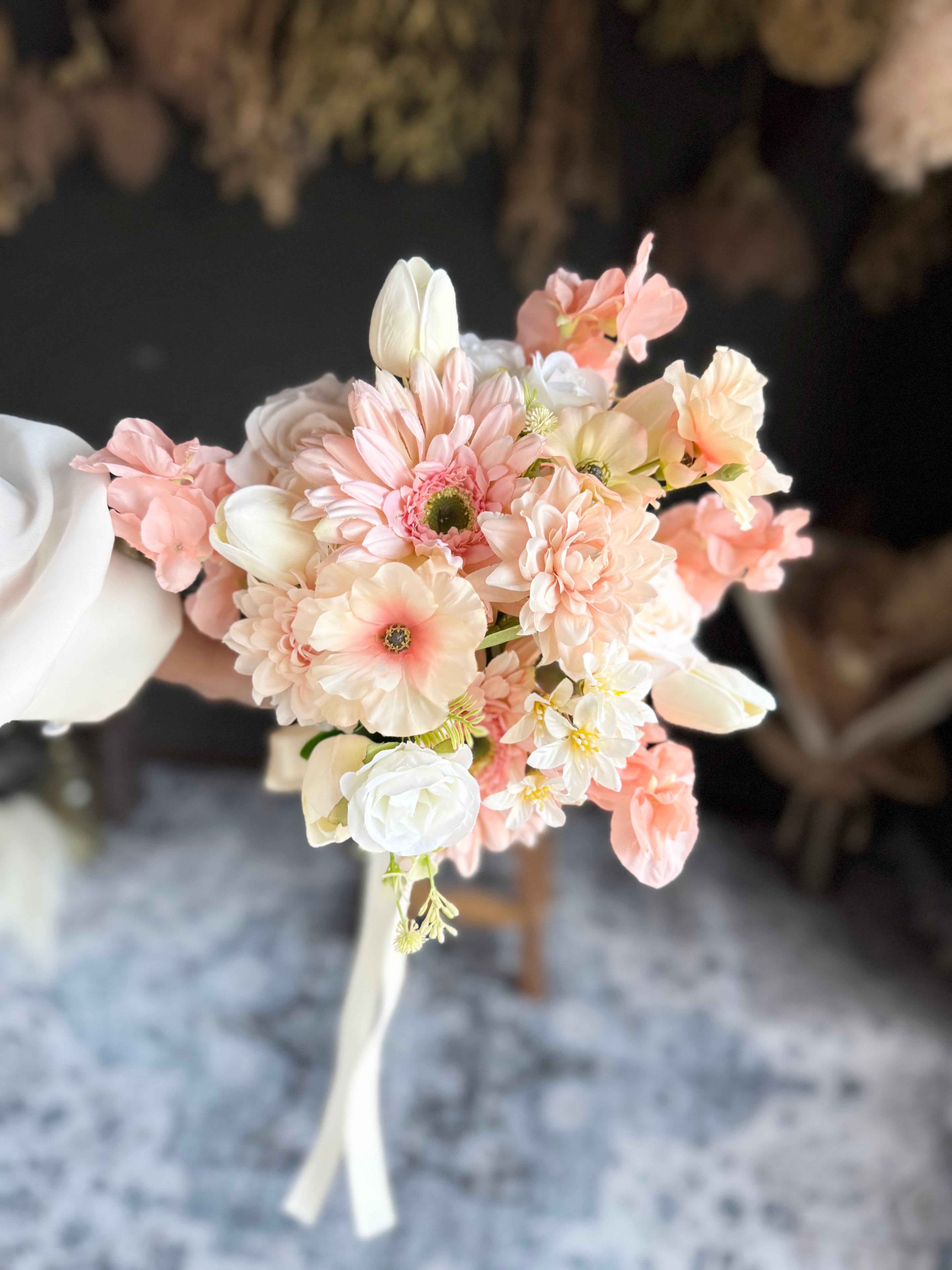 サーモンピンク×ホワイトクラッチブーケ☆ブートニア | houkiboshi