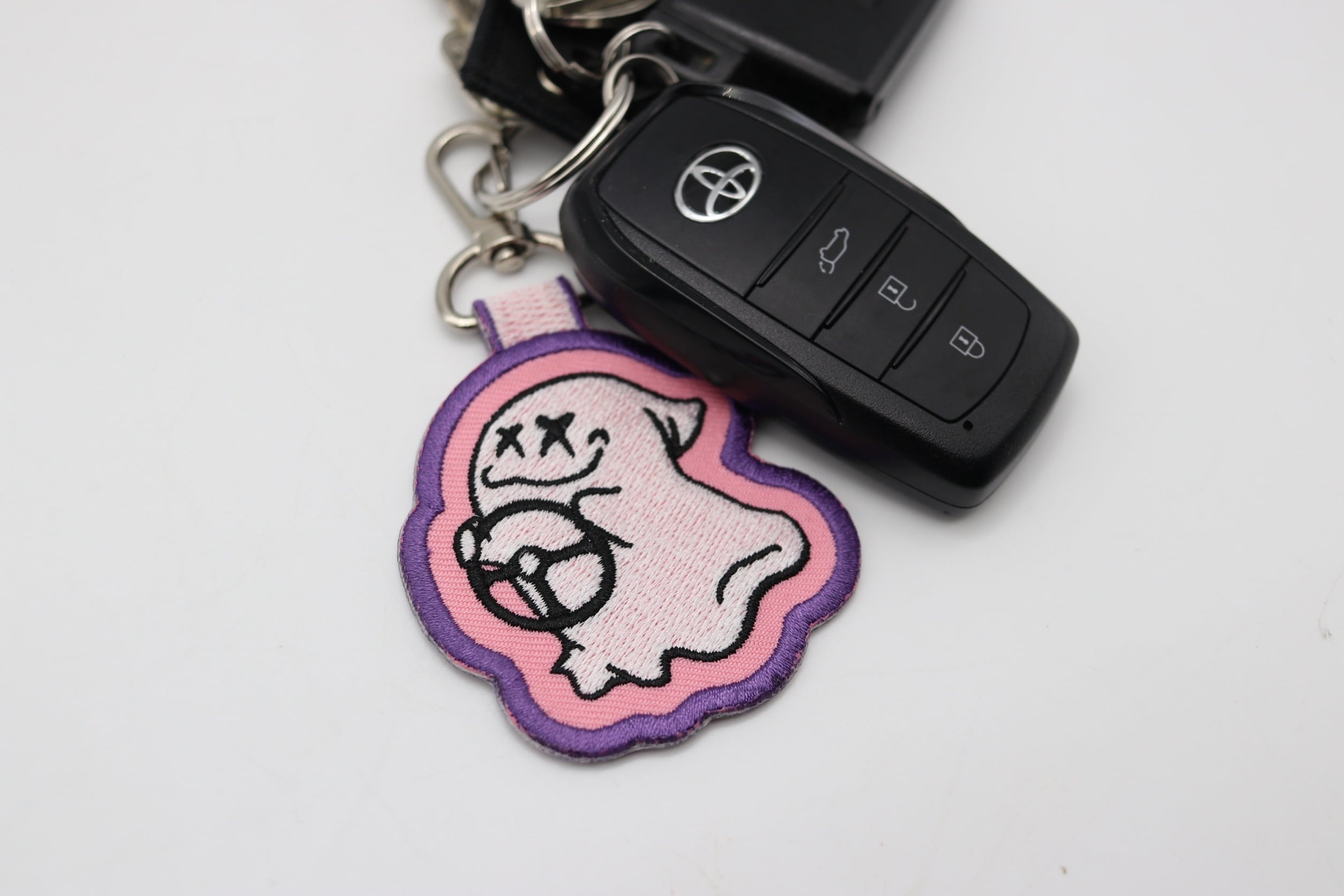 E*y様 W< ノベルティ ステッカー ピンバッジ スポンジキーホルダー 両面刺繍キーホルダー | GHOST EXPOD