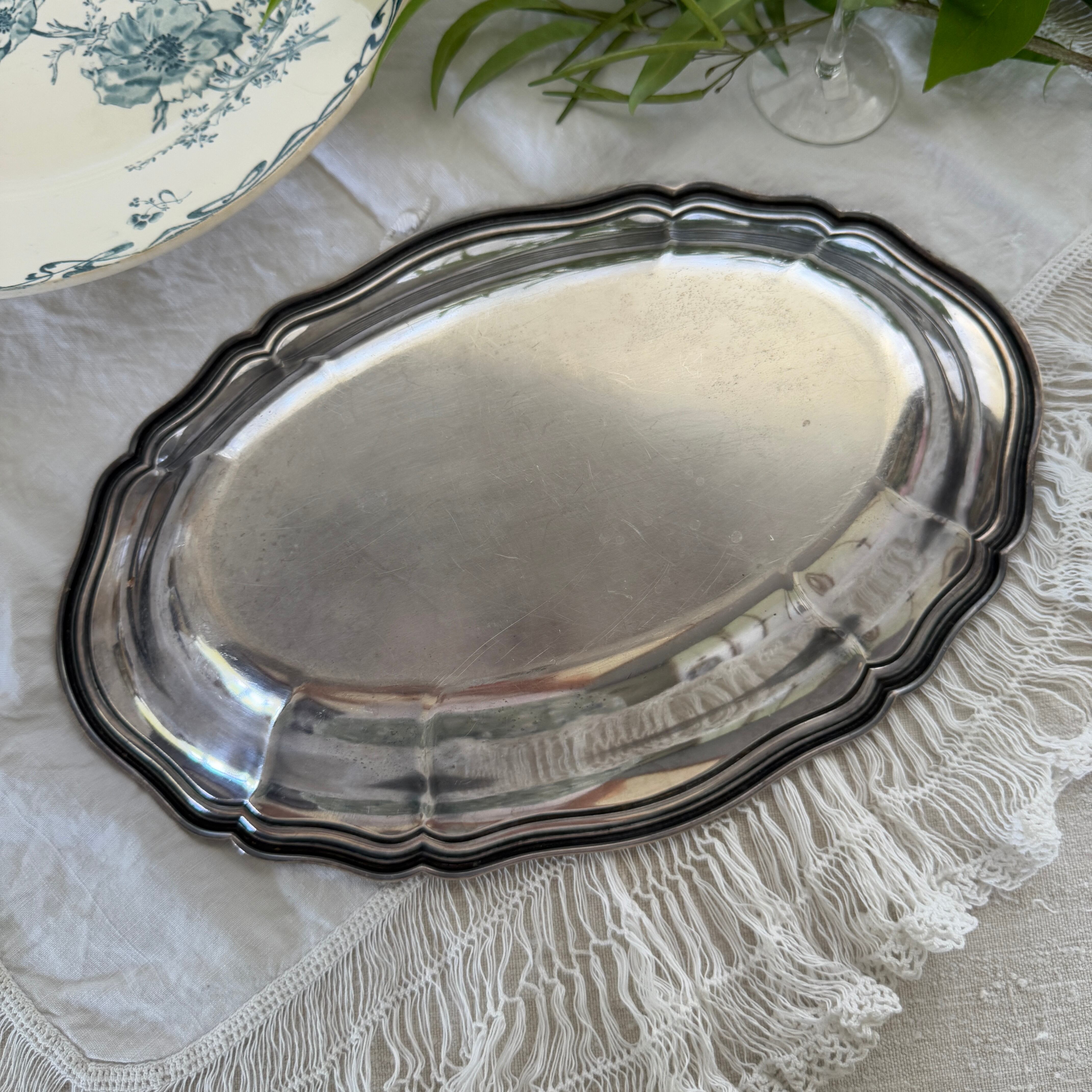 French Vintage Metal Oval Plate With A Bautiful Floral Rim/花リム