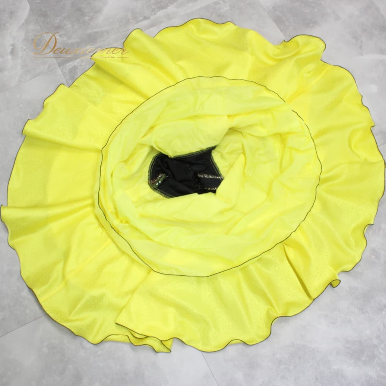 社交ダンス 衣装 FRESA フレサ ドレス ラテン ブラック系 イエロー系 ゴールド系 黄色 黒 金 キラキラ 長袖 アシンメトリー アシメ 準正装 モダン衣装 演舞用 競技用 ワンピース フレアスカート フレア 黒系 光沢 タイト 上半身フィット 切替 ウエストマーク 背面ファスナー ステージ衣装 発表会 ダンス服 フォーマル ブランド