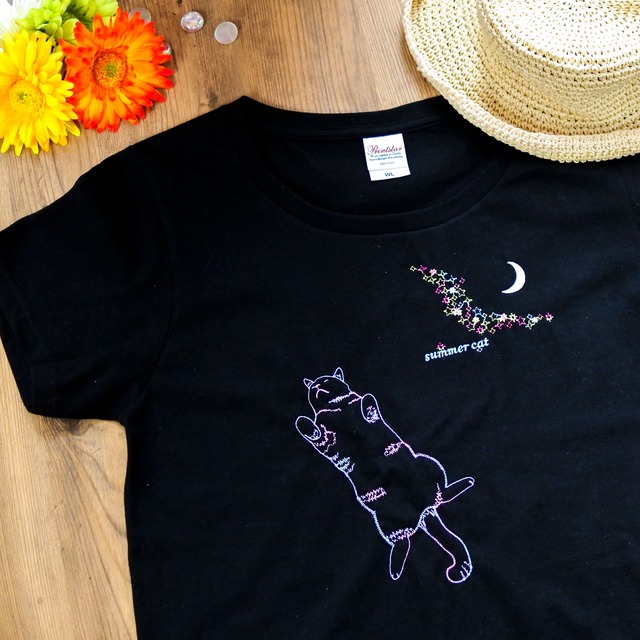 へそ天猫と星空の刺繍Tシャツ／黒