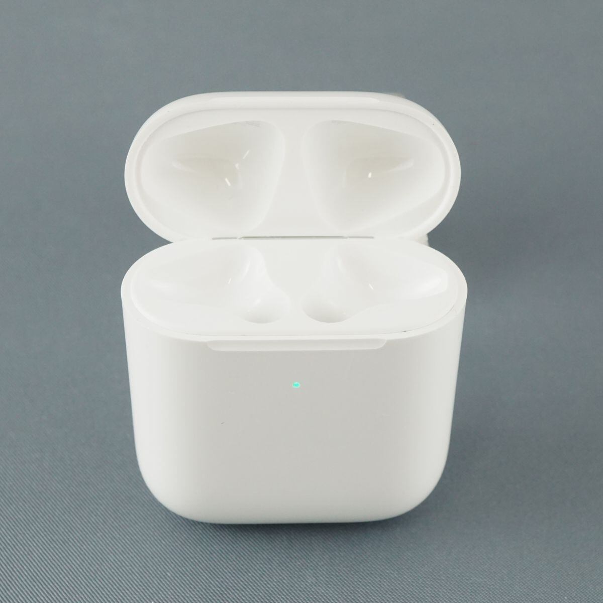 美品 Apple AirPods with Charging Case 第2世代