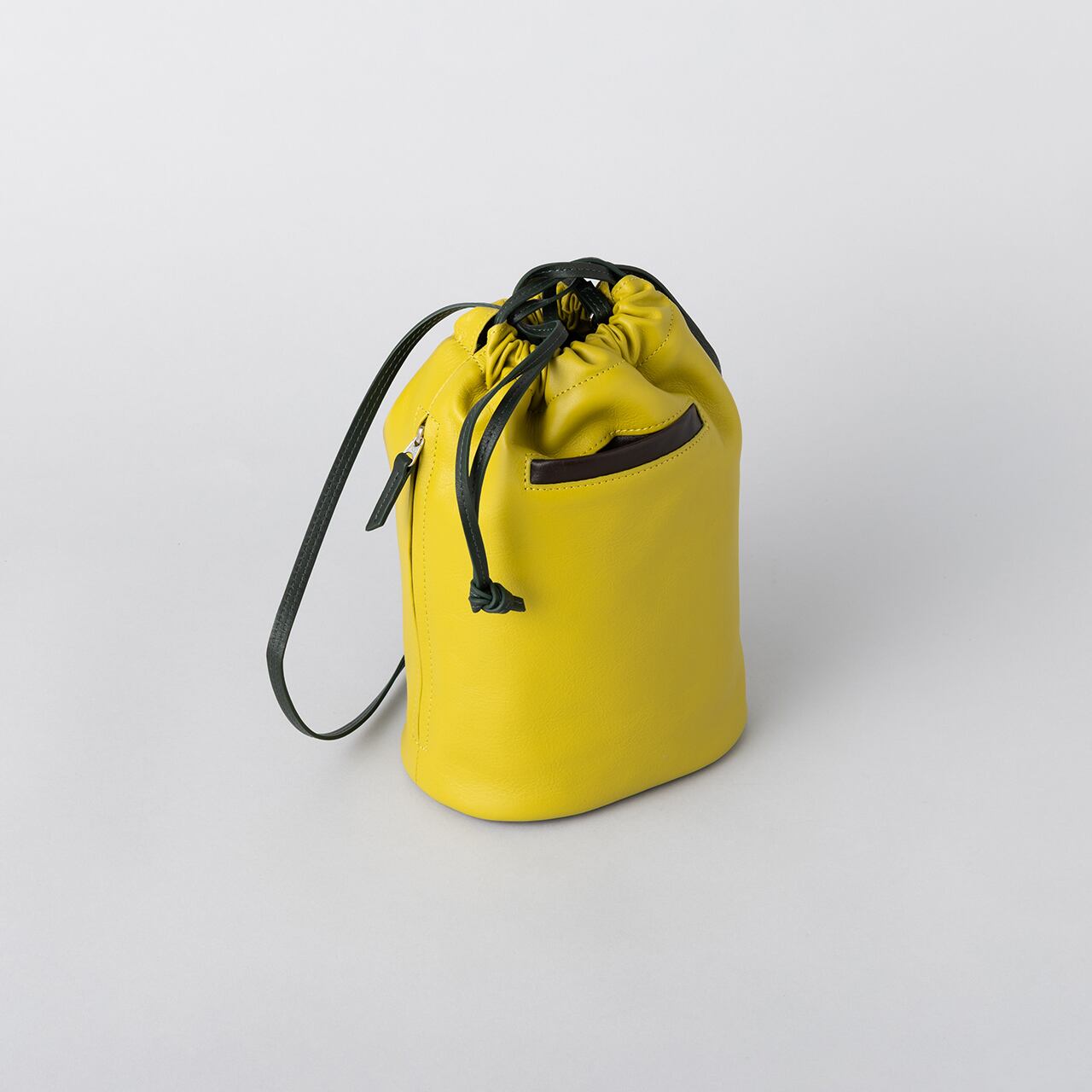 ドゥーニーアンドバーグ　リュック 黄色 イエロー　　レザー 巾着 USA製 Dooney&Bourke リュック 希少カラー 黄色 レザー 巾着 - メルカリ