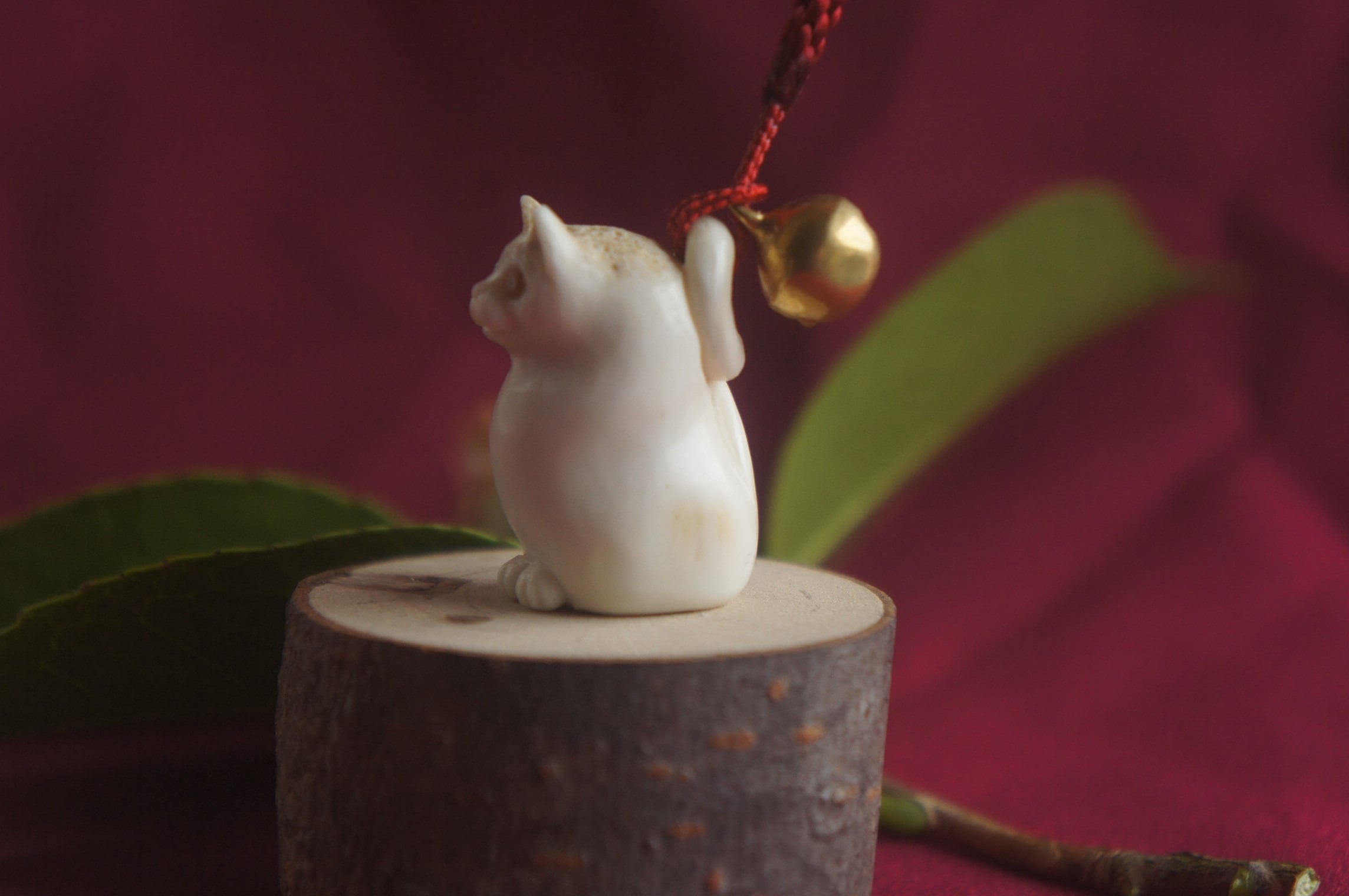 鹿角彫刻「ふくふく猫」根付 | deer bone 