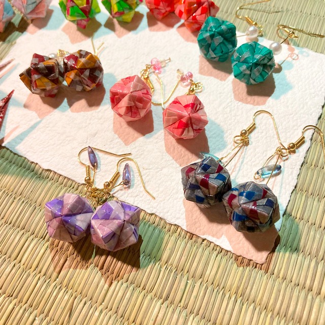 ゆらゆら 折り紙イヤリング くす玉 色違いve たづ By Voce Shop
