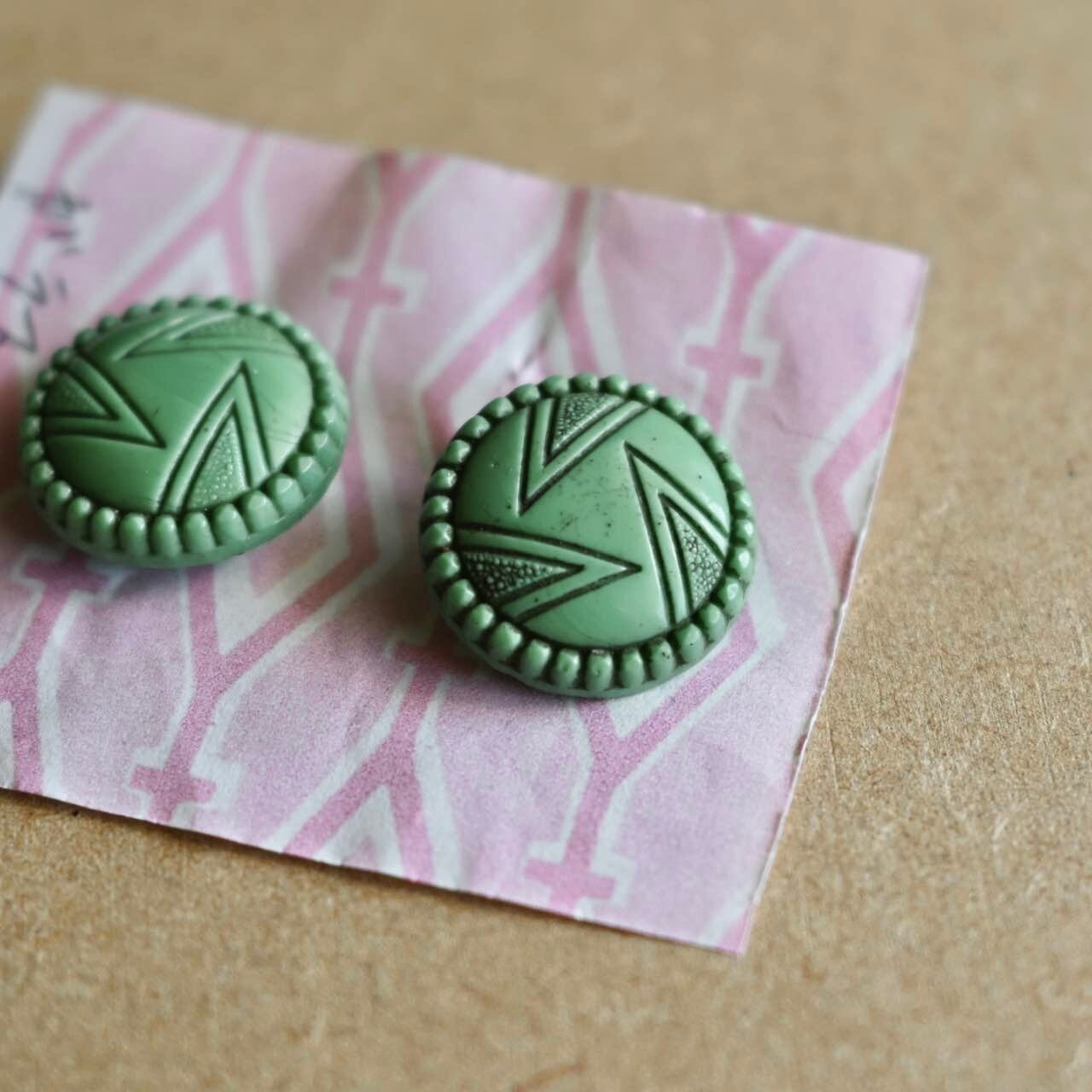 Salt&Pepperさんのレトロボタン glass green|ゴールド 昭和レトロ 手芸材料 雑貨屋