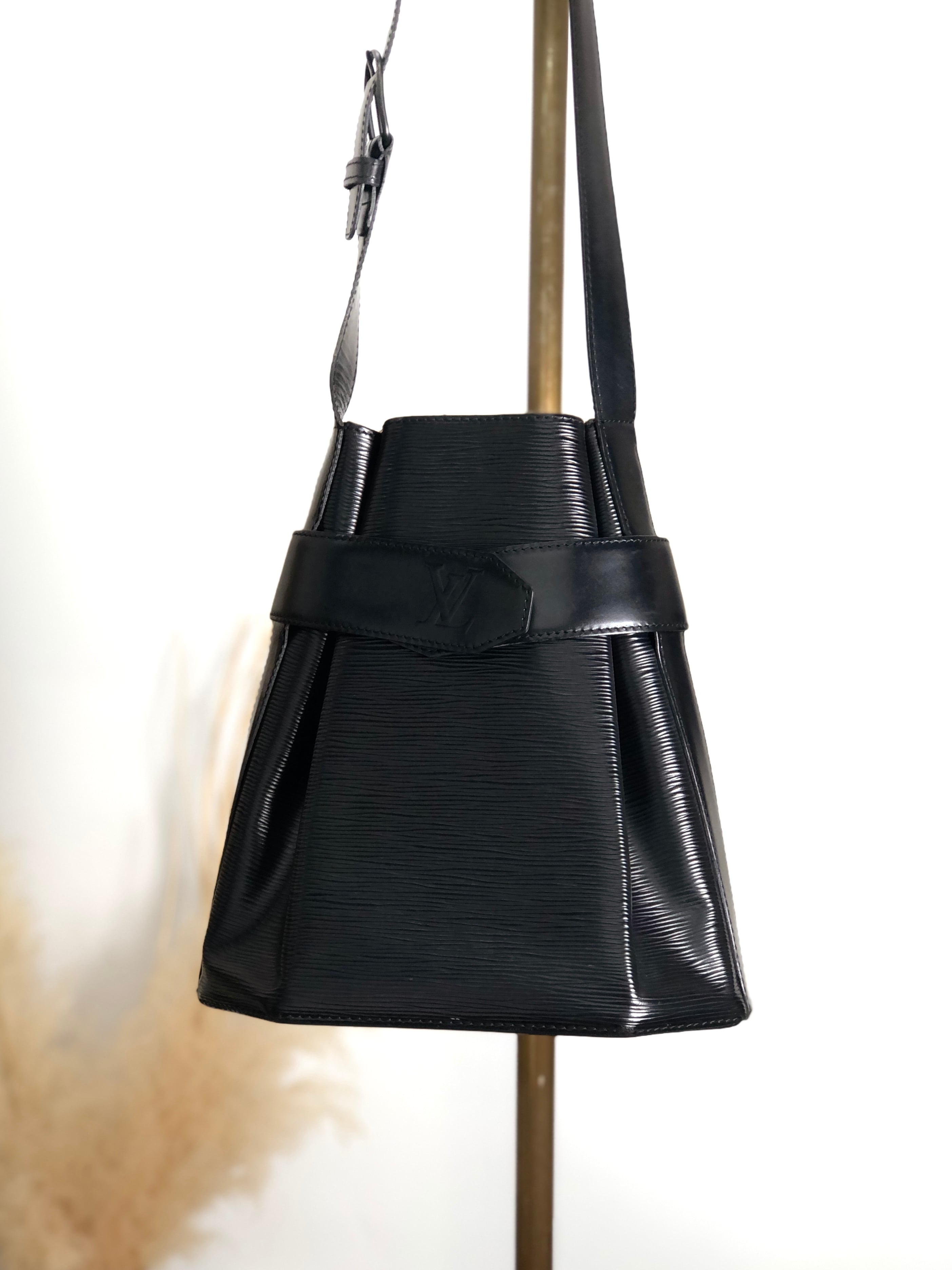 LOUIS VUITTON ルイヴィトン エピ ショルダーバッグ ブラック LOUIS VUITTON ルイヴィトン エピ ショルダーバッグ ブラック