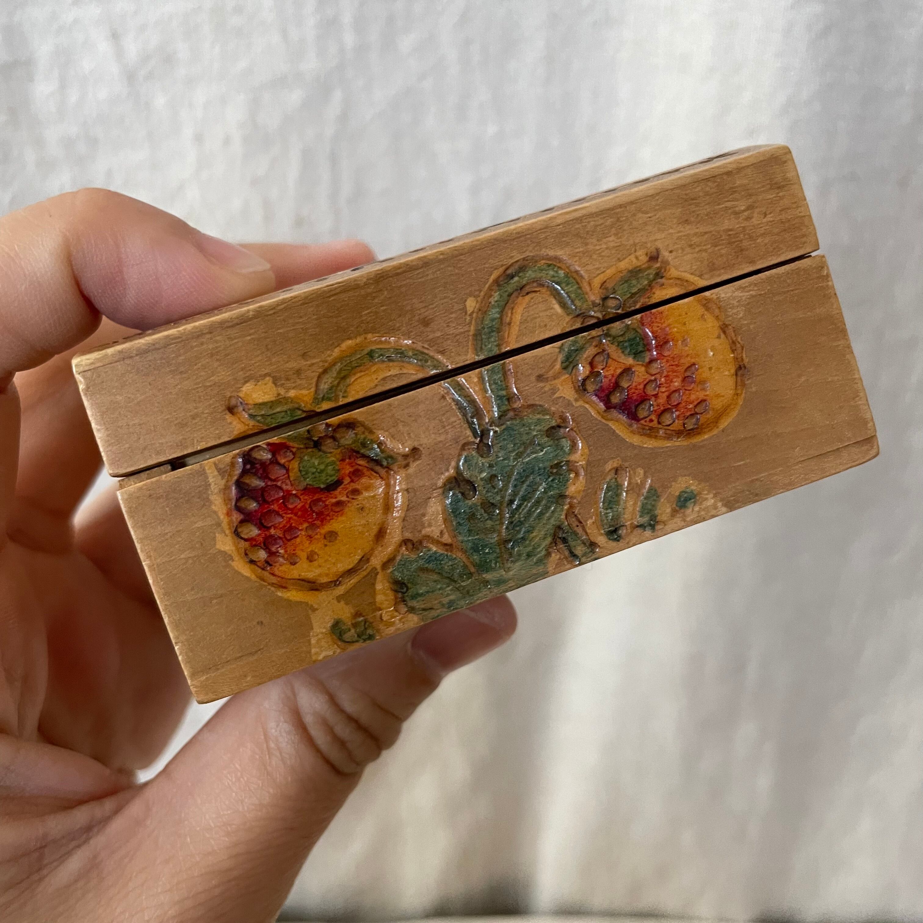 模様の入った小さな木箱 | tsuitachi craft&brocante