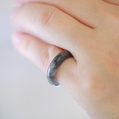 【10.5号】ブラックカラーの隙間からのぞかせる透明感がシックな装いにピッタリ！翡翠くり抜き甲丸リング A貨翡翠 jd_rg1740