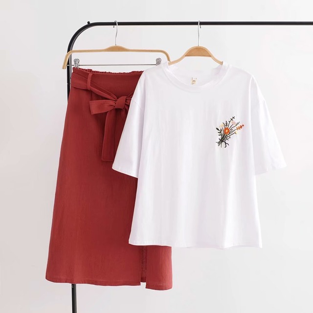 2018新しいデザイン刺繍花白いtシャツカラザ半身スカートスーツ女性ツーピースセットカジュアル高品質