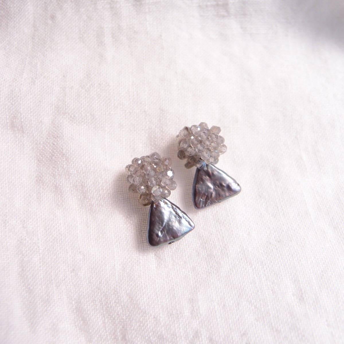 【真珠刺繍/ピアス】labradorite × triangle pearl/marusankaku