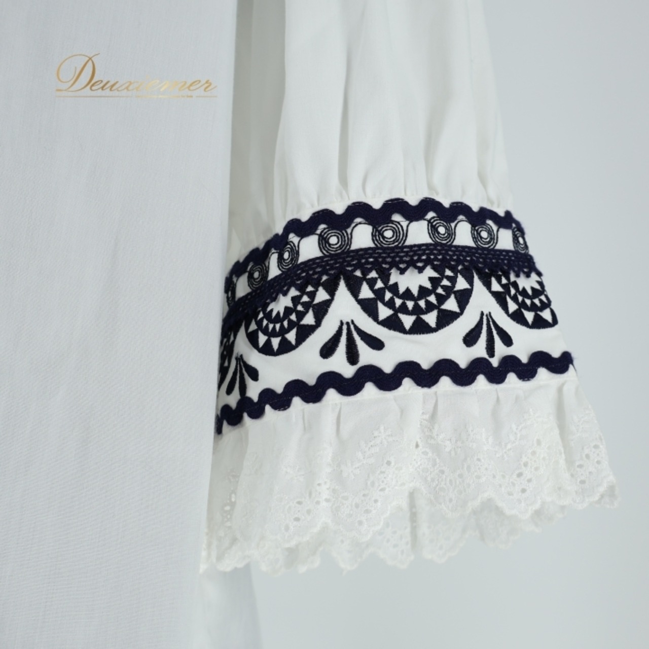 フォークダンス 衣装 トップス ブラウス ホワイト系 ナロッドニー 白 紺 明るい 刺繍 爽やか 華やか レース チロリアン NARODNI 日本製 ネイビー系