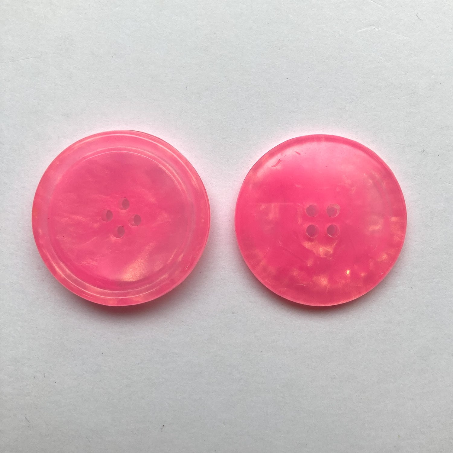 ピンク4つ穴ボタン（30mm） | Dua-アクセサリーパーツショップ