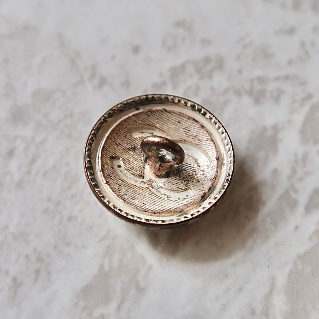 VINTAGE CHANEL BUTTON】アンティークホワイトゴールドボタン 18mm C