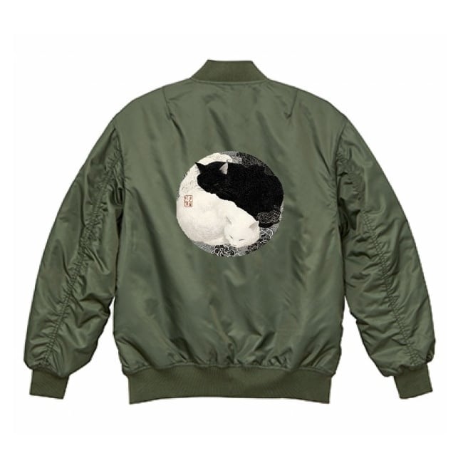 「陰陽の眠り ― 黒白猫図」MA1ジャケット（中綿入）/"Yin and Yang Sleep - Black and White Cat" MA1 Jacket (padded)