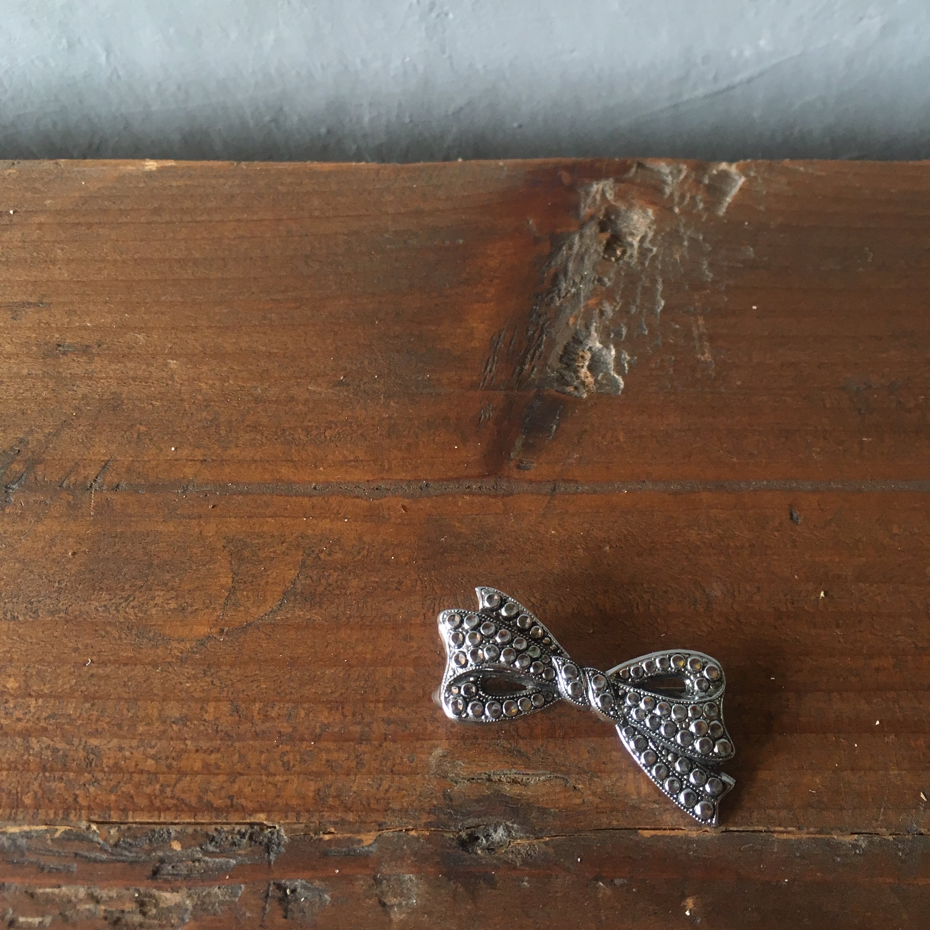 イギリス ヴィンテージ リボン ブローチ