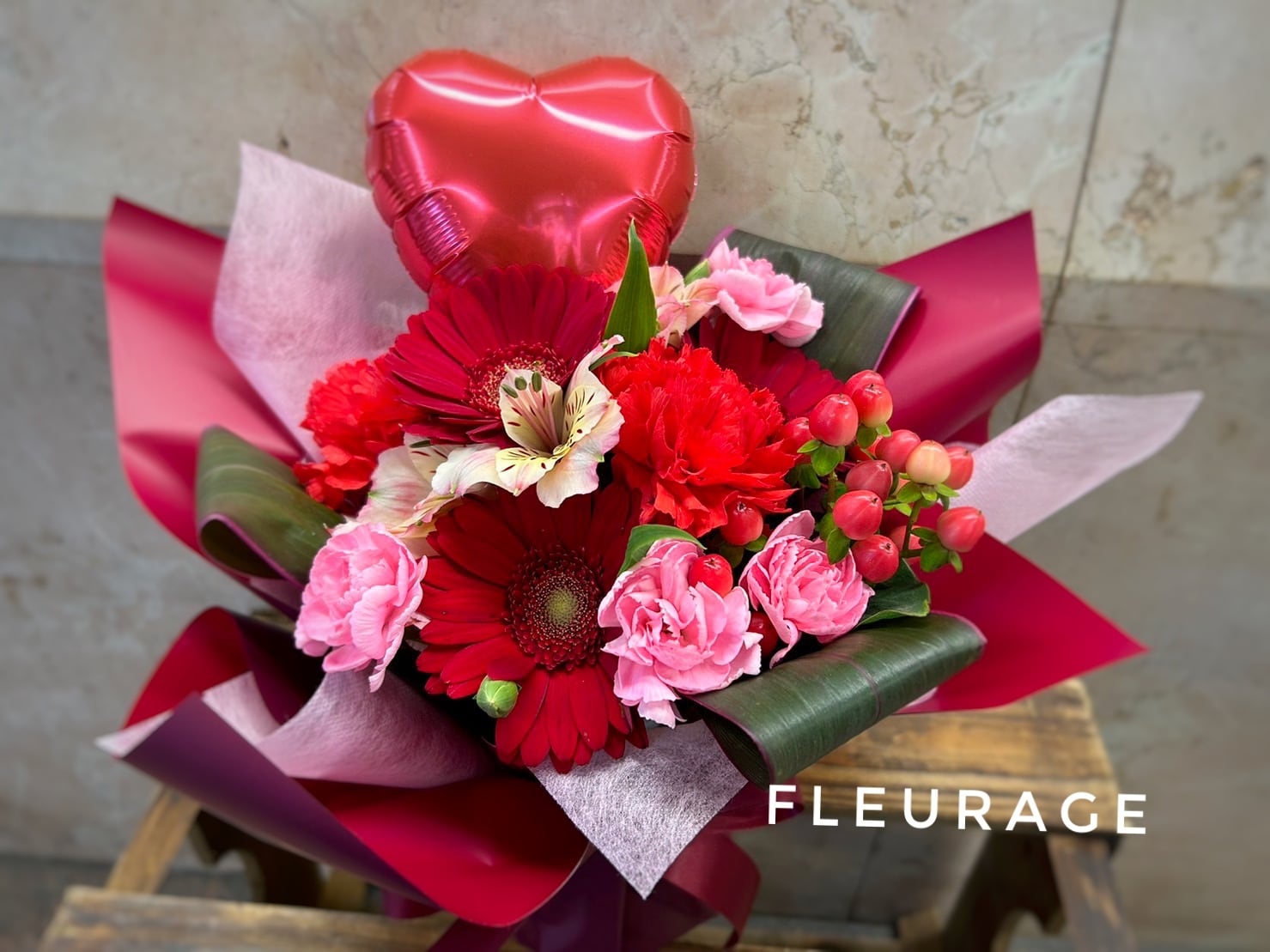 ハートバルーンのスタンディングブーケ(赤系) | フラワーショップ フル