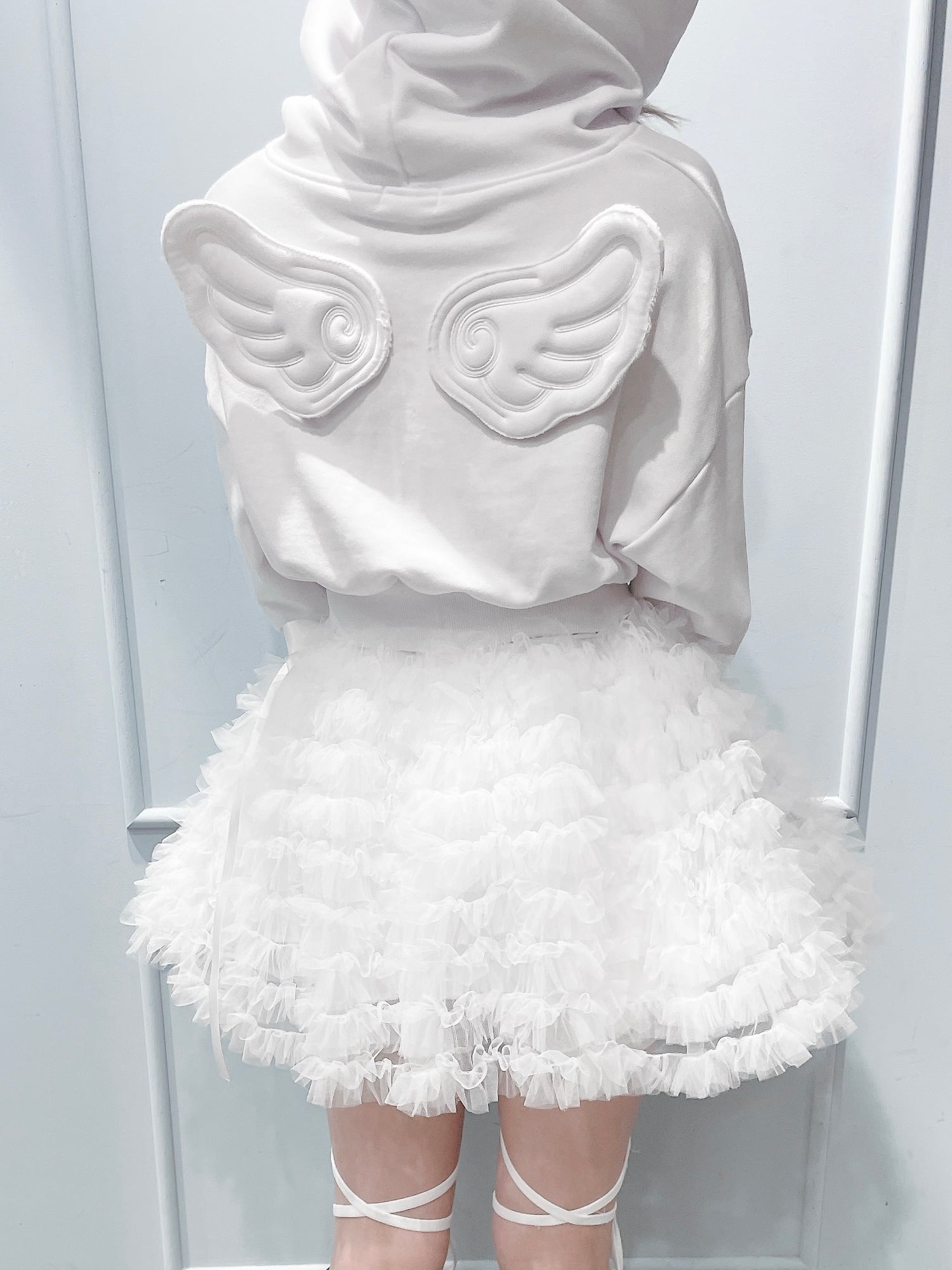 Lillilly 羽の刺繍付きクロップドフーディ Tops | lilLilly official webstore