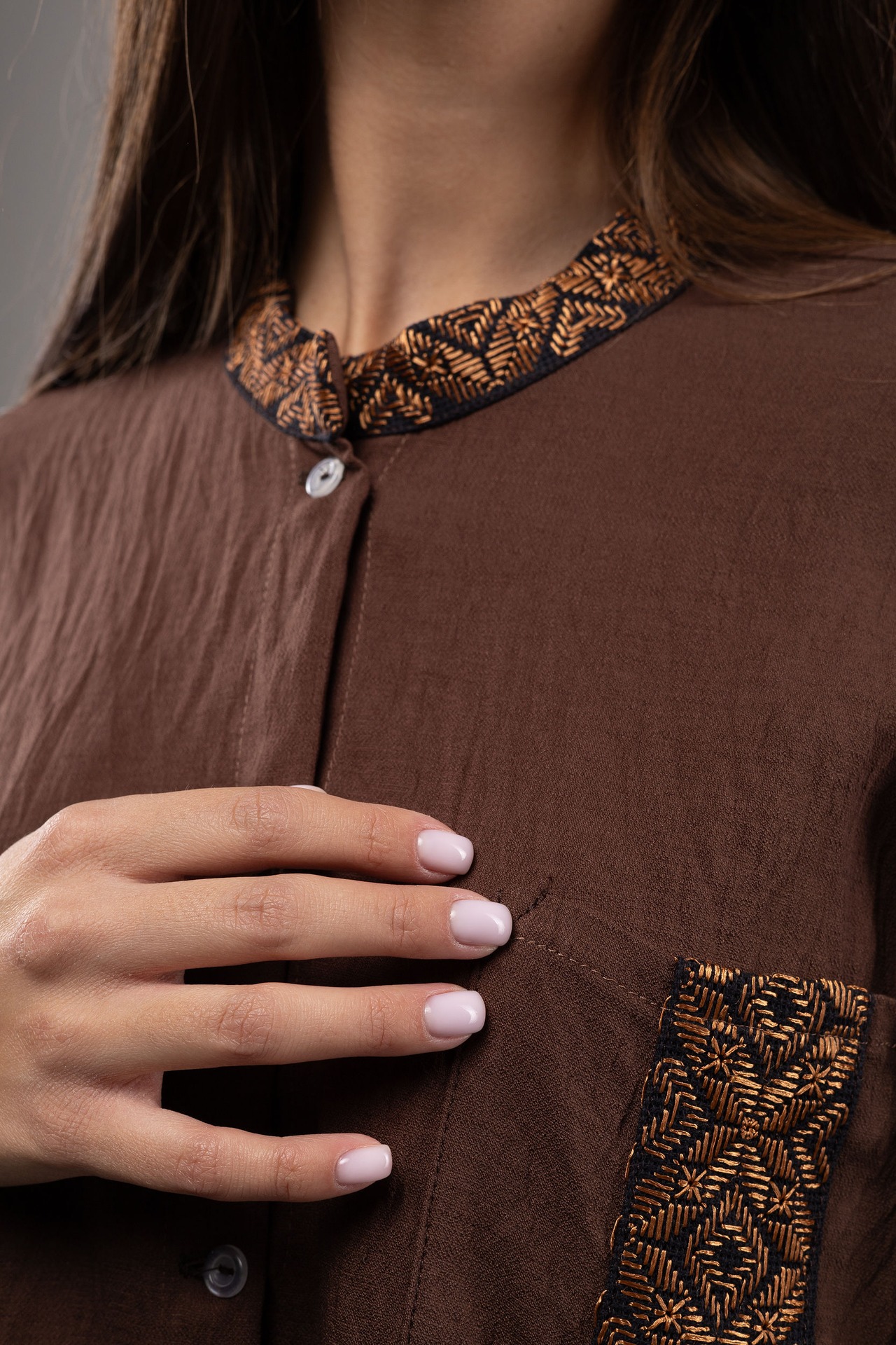 ウクライナ刺繍ヴィシヴァンカ グラージュ・ニジンカ（平行縫い）　シルク手刺繍　シャツ　麻　レディース・フリーサイズ - 8