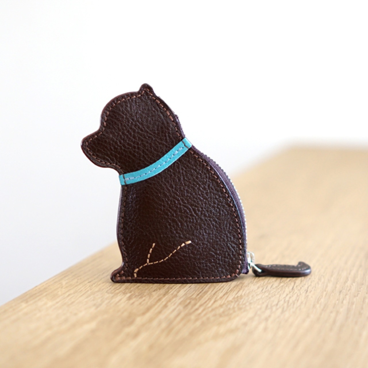 お座りする子犬のコインケース・ブラウン×サックス [受注制作品]