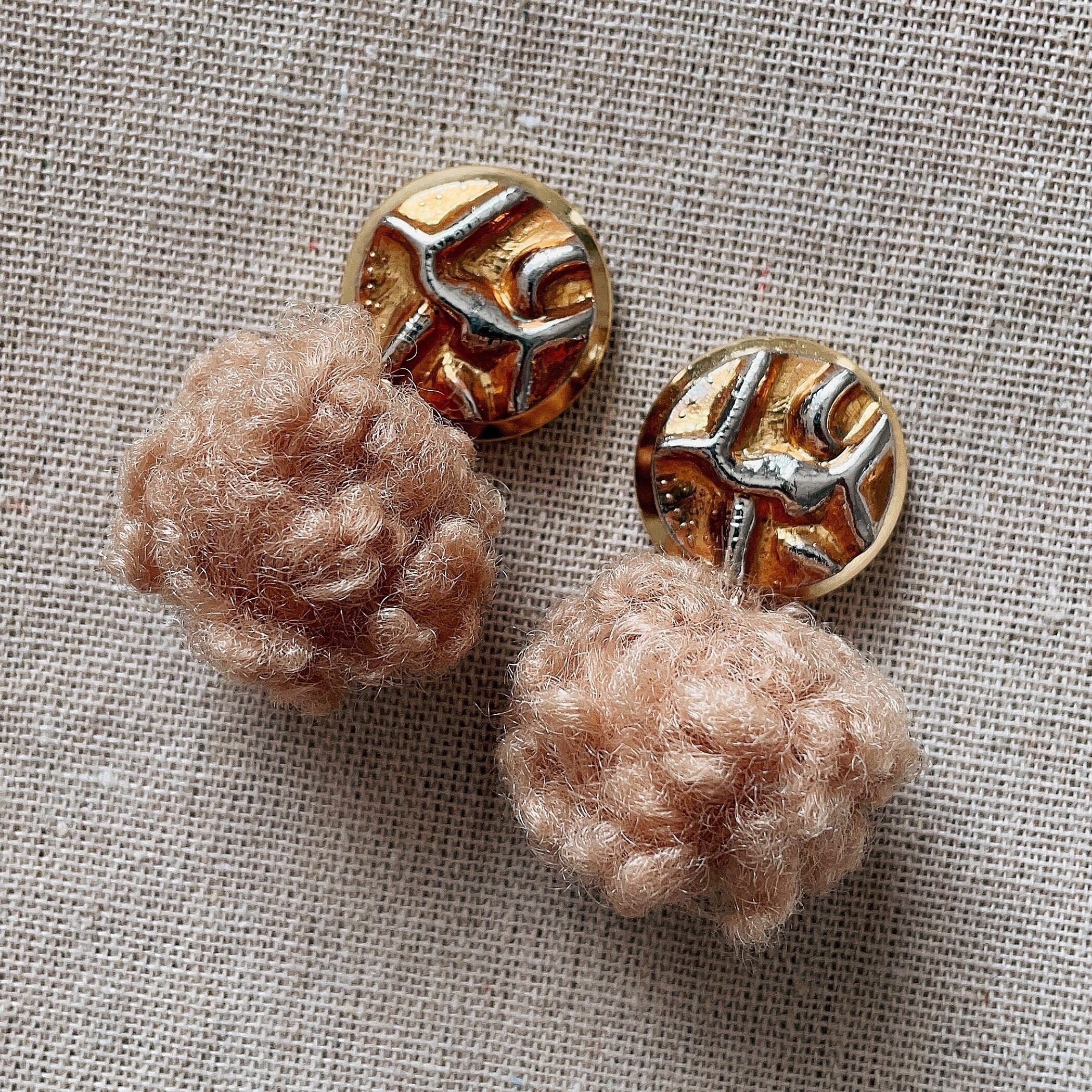 A355…2way もふもふベージュ×ゴールド イヤリング ピアス ハンドメイド 