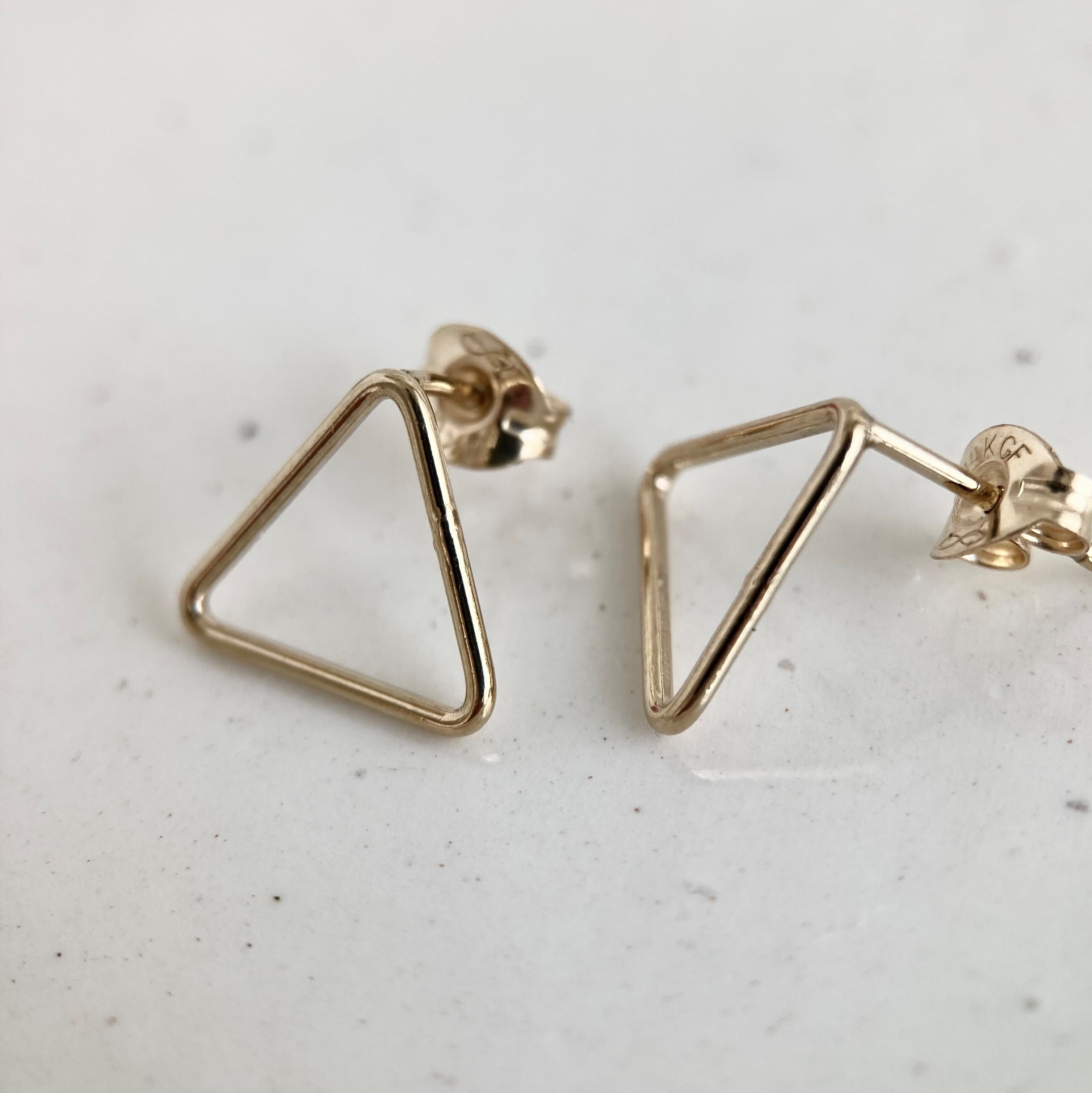 スコロライトコンケーブトライアングル＆スピネルのピアス 14kgf トライアングル 三角 ピアス 14kgf | 天然石アクセサリー Calm Ring