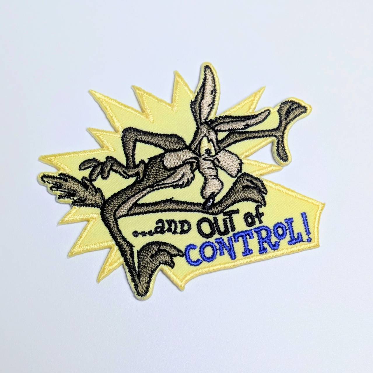 送料無料! ★刺繍アイロンワッペン★【 Looney Tunes ( ルーニーテューンズ ) 】 ワイリーコヨーテ 『 ...and OUT of CONTROL! 』〚アメリカン雑貨 アメトイ〛