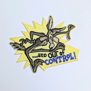 送料無料! ★刺繍アイロンワッペン★【 Looney Tunes ( ルーニーテューンズ ) 】 ワイリーコヨーテ 『 ...and OUT of CONTROL! 』〚アメリカン雑貨 アメトイ〛