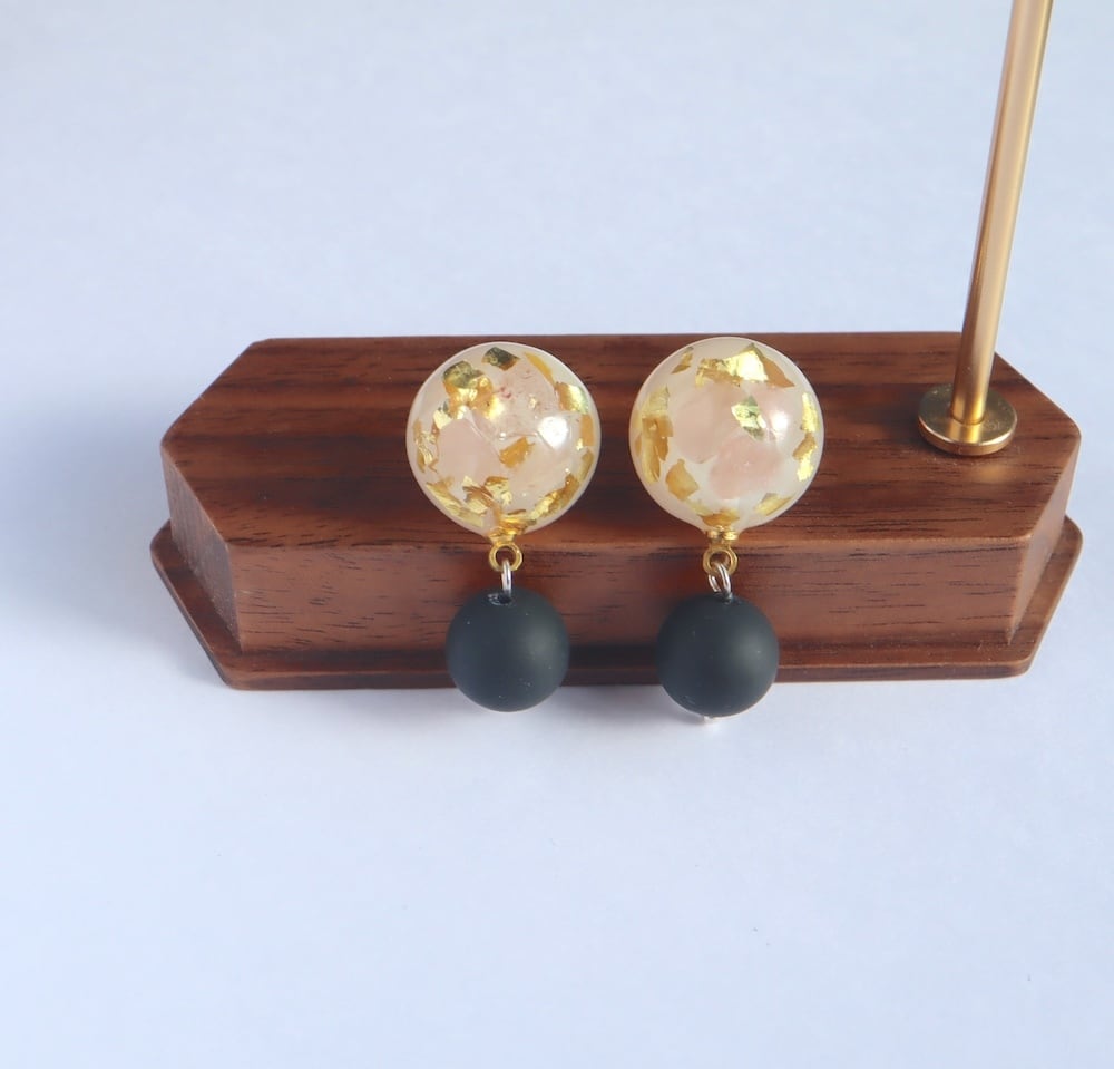 ローズクォーツ + 金箔 レジン ピアス ブラックパールビーズ 天然石