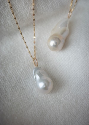 Charm - Oyster Baroque Pearl : White