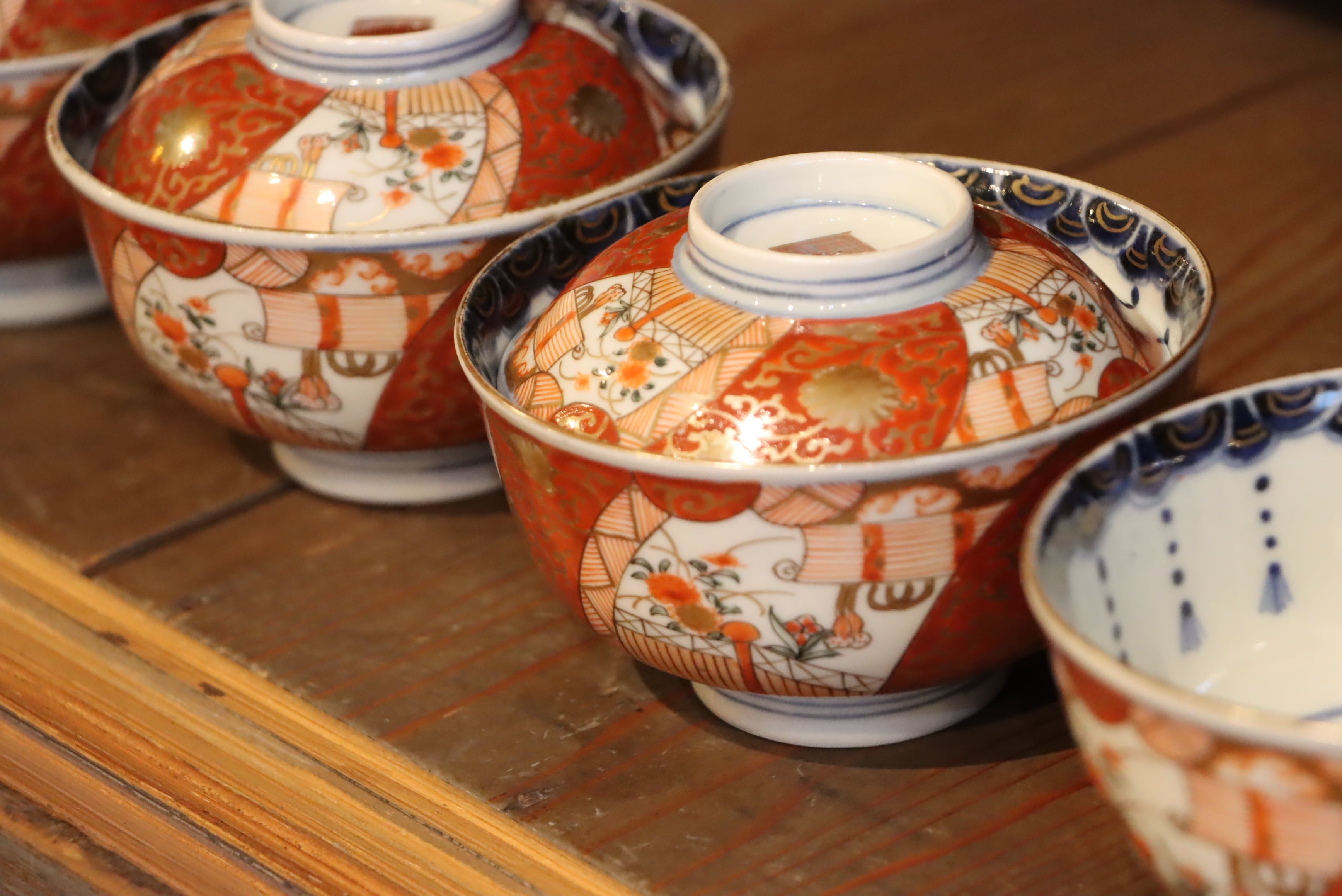 伊万里焼 色絵 花御簾瓔珞文 蓋茶碗/Imari covered bowl | (有)新原美術