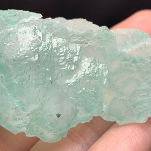 3.グリーンフローライト原石クラスターに住み着いているピンクオパールうさぎさん