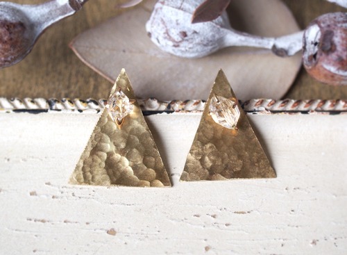 原石のハーキマーダイヤモンドと真鍮の三角ピアス
