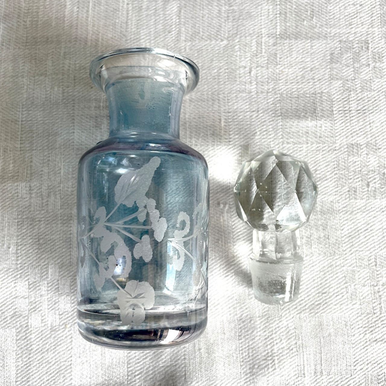 香水瓶 蓋付き瓶（小）　パールブルー　植物エッジング　 19ota1-3