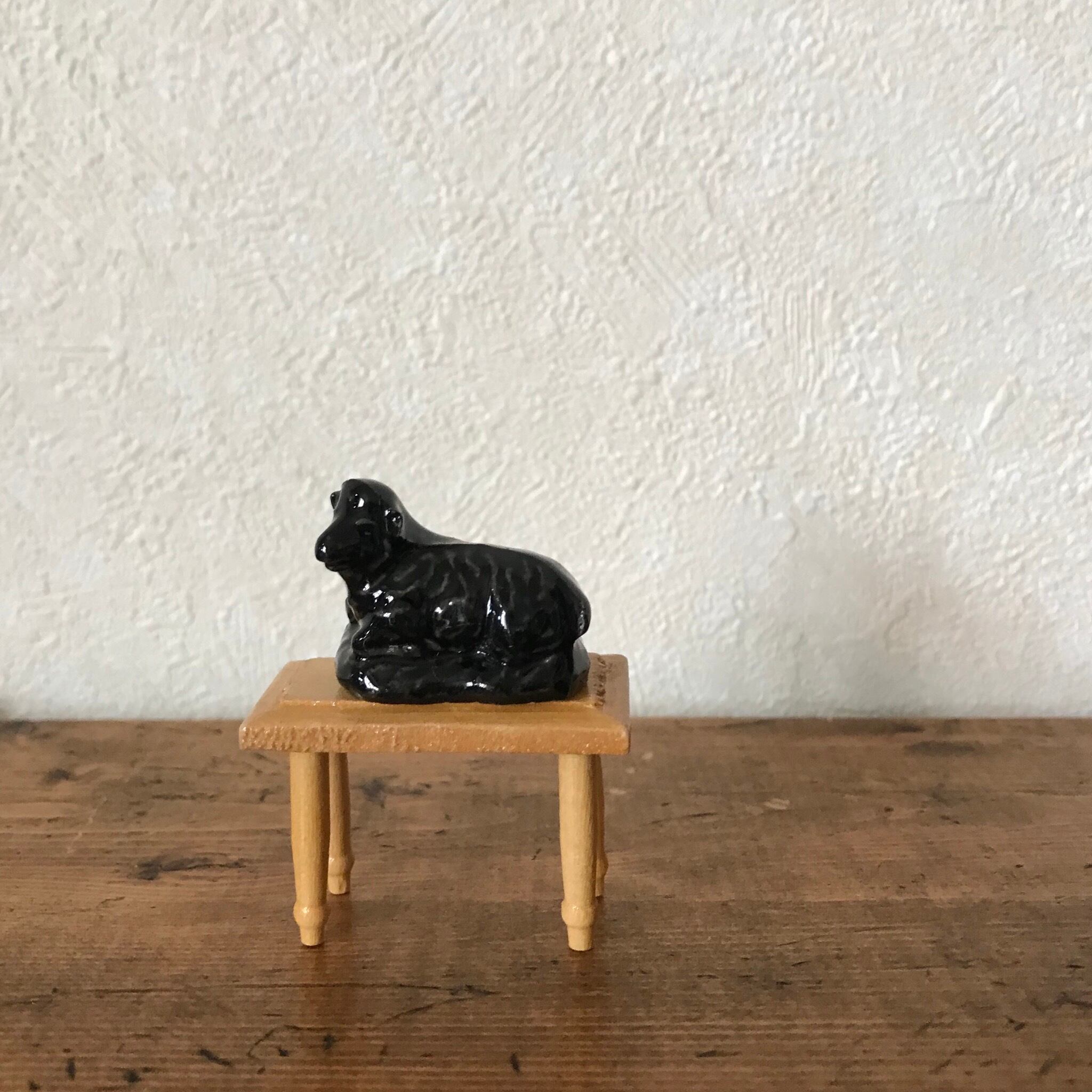 黒い羊とミニチュアテーブル