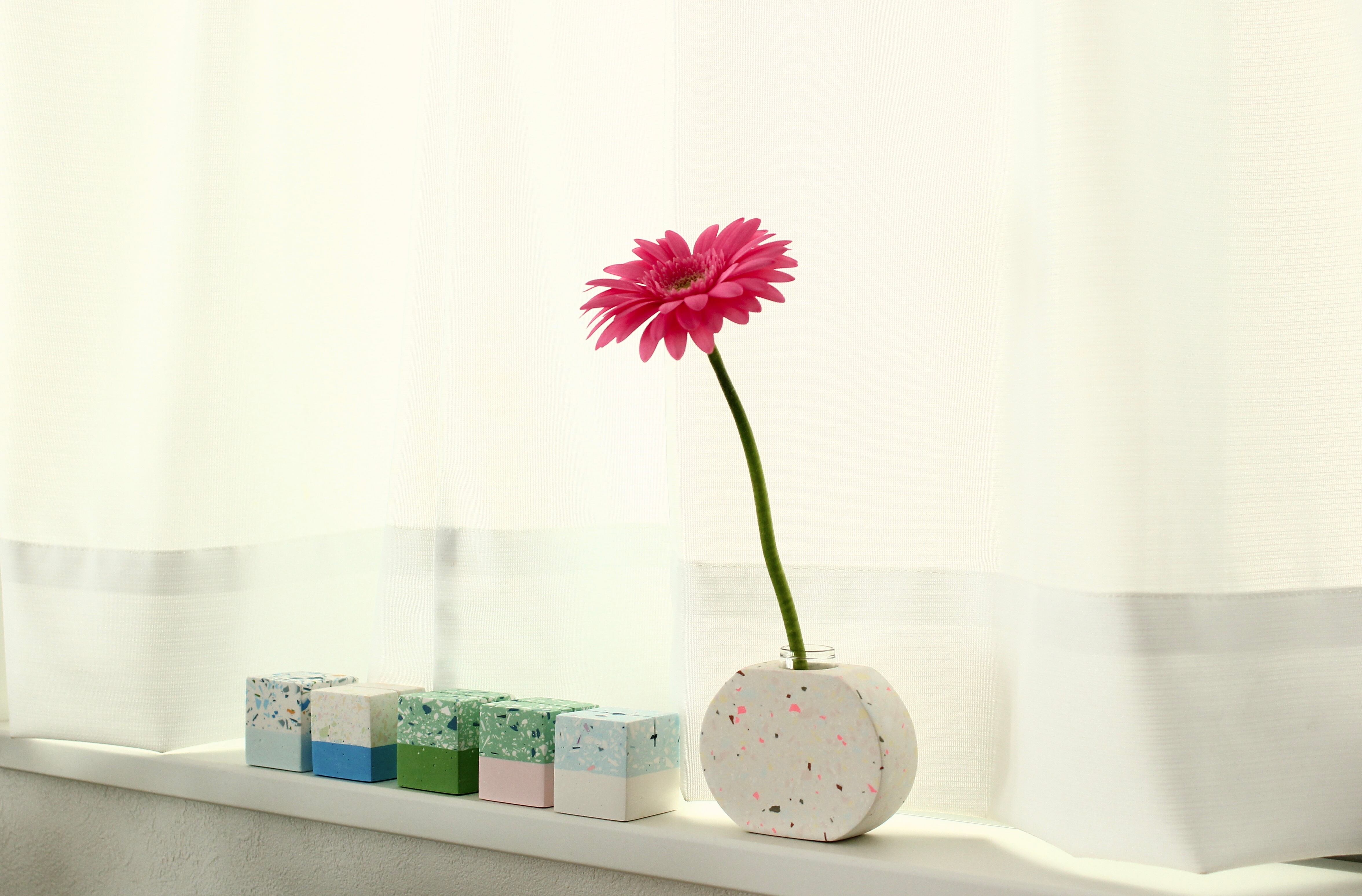 ジェスモナイトのカラフルな一輪挿し【ペールホワイト】サークル型