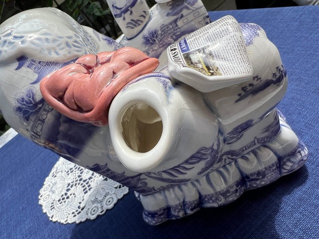 LINGTON社　Paul Cardew コレクタブルティーポット　ブルーウイローソファとテディベア