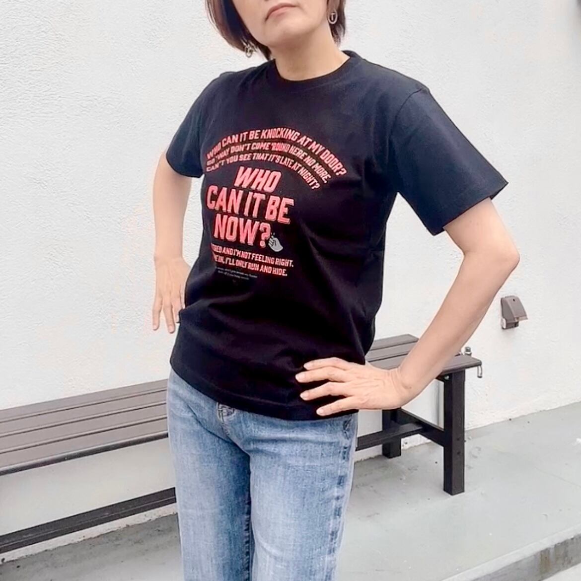 Who Can It be Now? （ブラック）ピンク×チャコールグレーのプリント