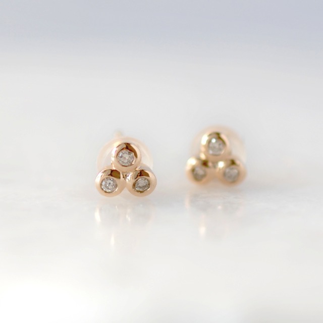 小さな３石のダイヤモンド ピアス（両耳）/ K10YG【受注製作】