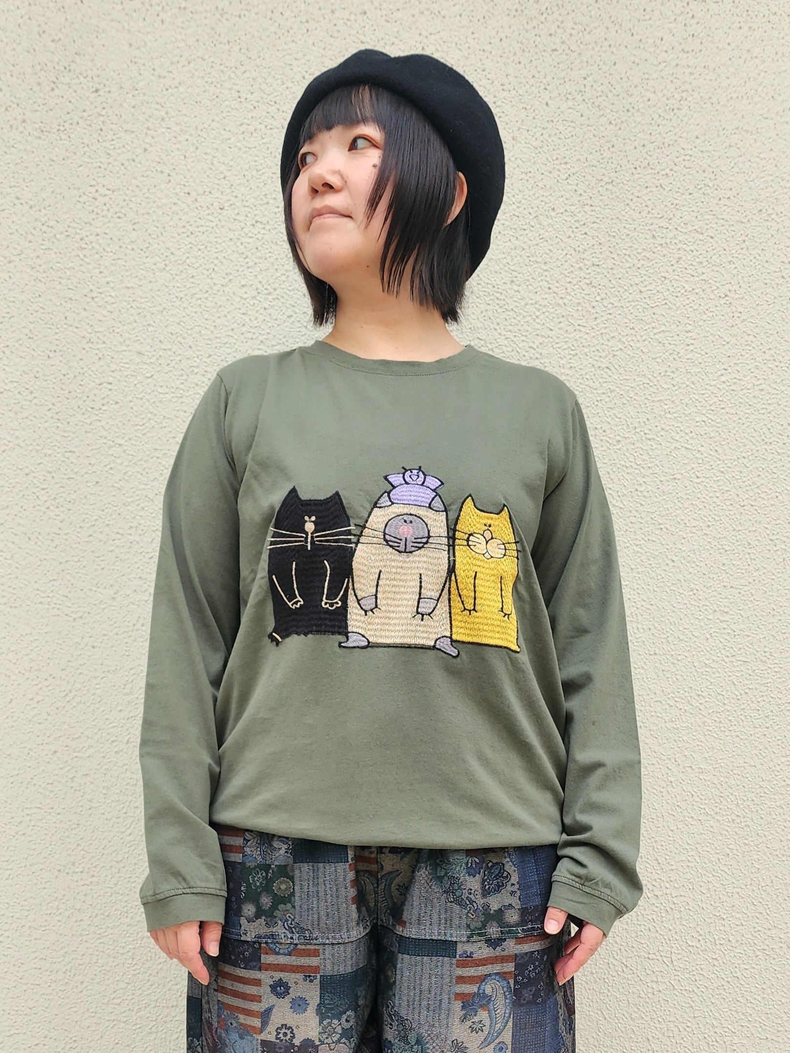 3匹猫刺繍の長袖Tシャツ | ワンダフル商会